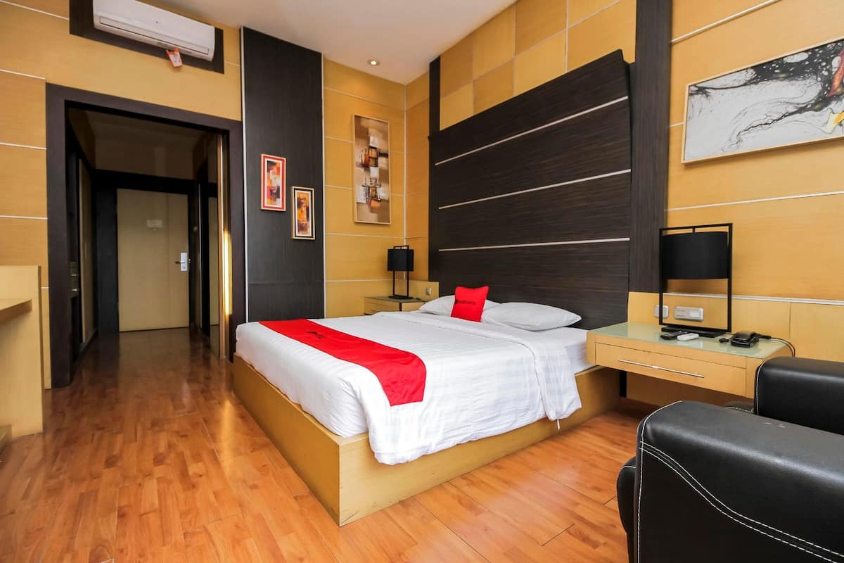Habitación Deluxe | Escritorio y ropa de cama
