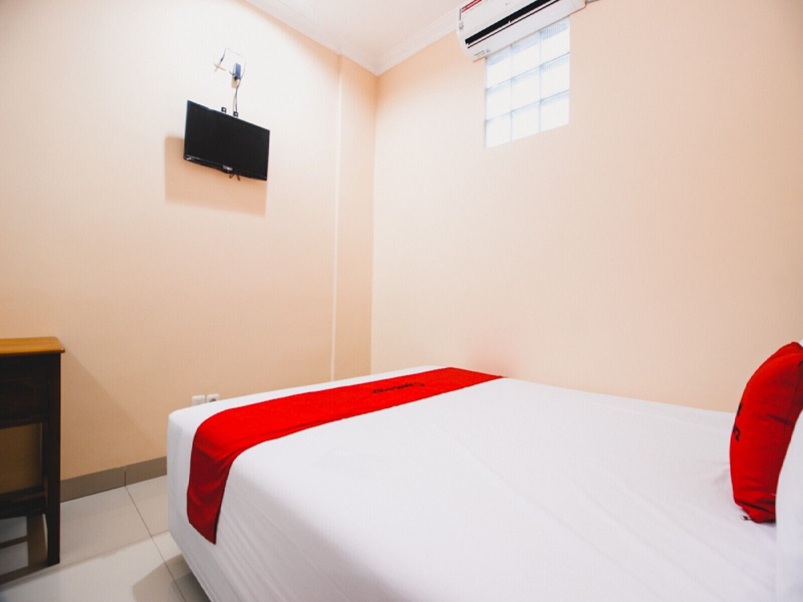 Desk, WiFi (free), bed sheets
