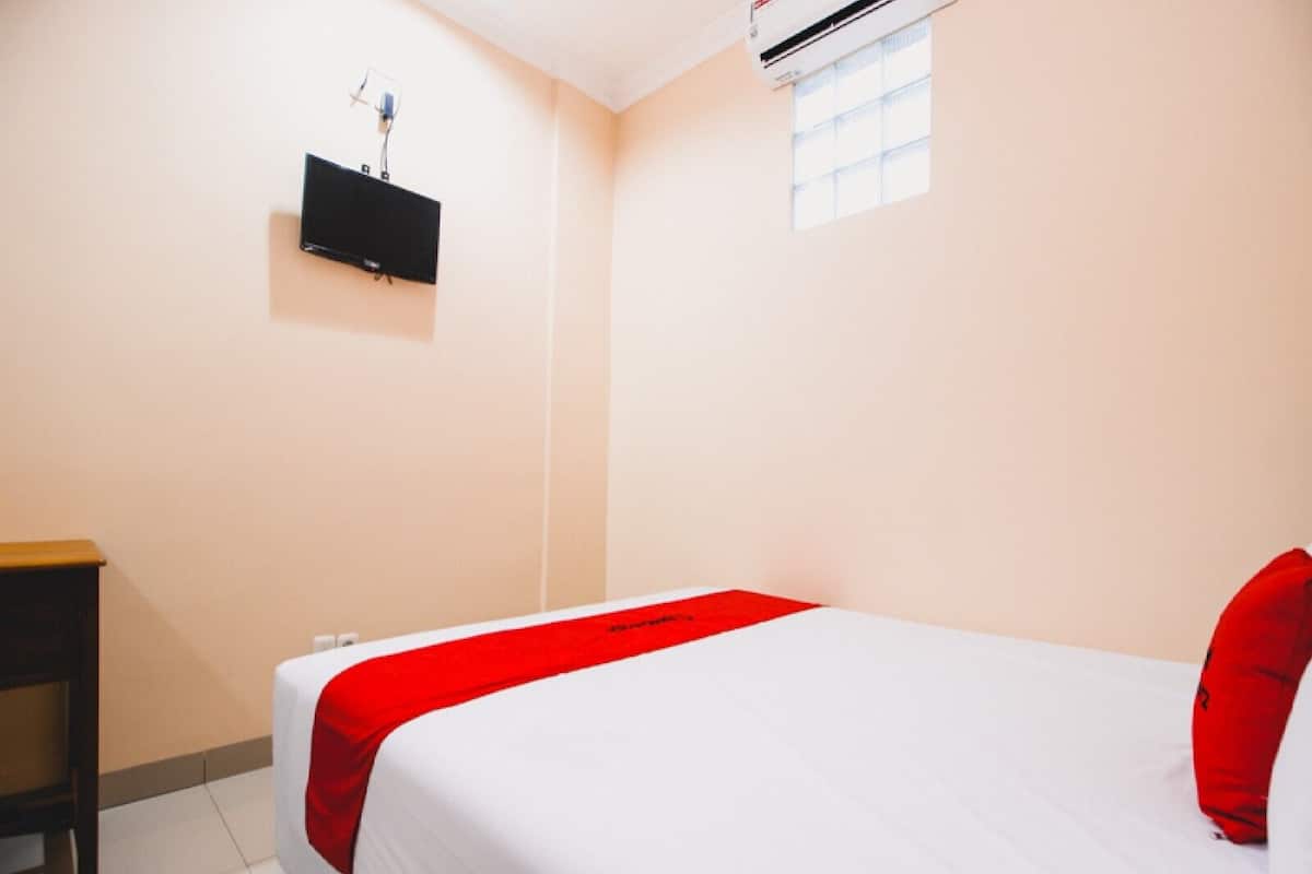 Desk, WiFi (free), bed sheets