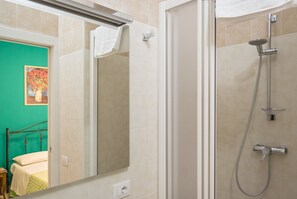 Chambre Double Confort | Salle de bain | Douche, articles de toilette gratuits, sèche-cheveux, peignoirs