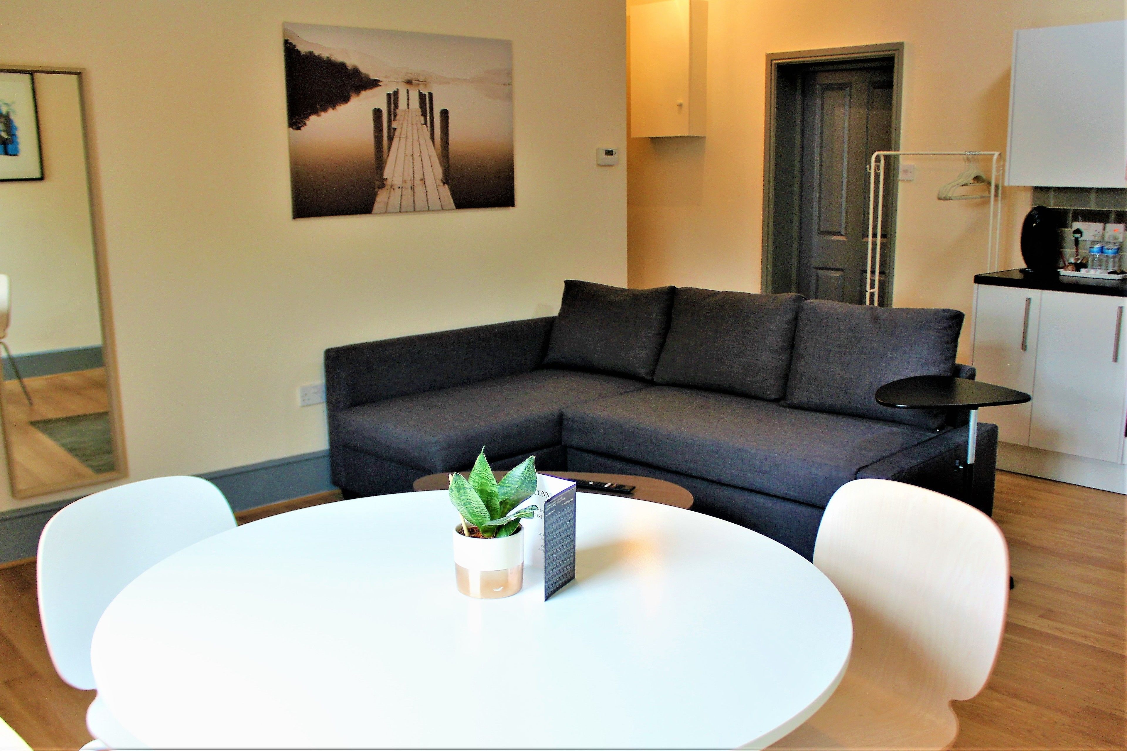 superior apartment, 1 bedroom, refrigerator & microwave | living room