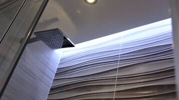 Studiolejlighed (Chalfont St. Giles) | Badeværelse | Bruser, gratis toiletartikler, hårtørrer, håndklæder