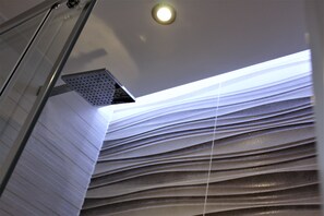 Studio (Chalfont St. Giles) | Kylpyhuone | Suihku, ilmaiset hygieniatuotteet, hiustenkuivaaja, pyyhkeet