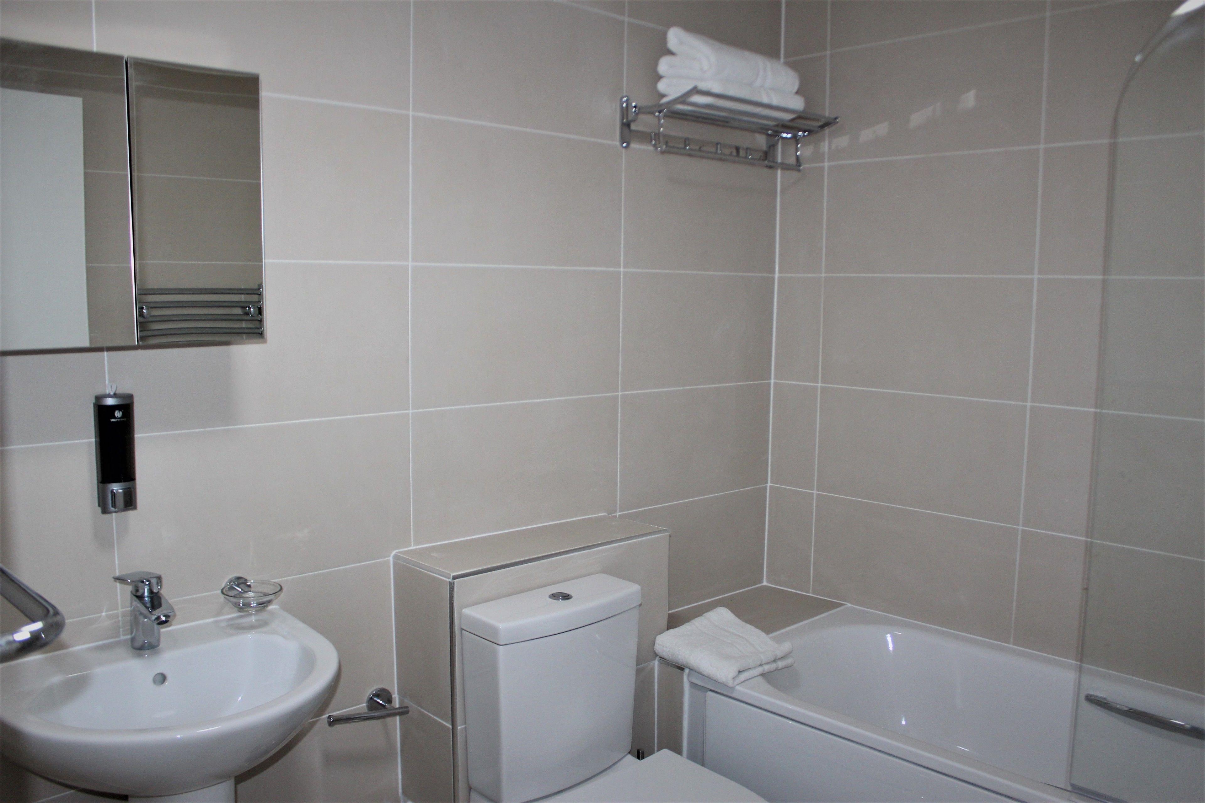 apartment, 1 bedroom (chalfont st. peter) | bathroom | shower, free toiletries, hair dryer, towels