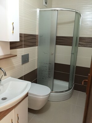 Family Room, 3 Bedrooms | Bathroom | Shower, slippers, towels - Olimbera Apart Otel (Çaykara)
