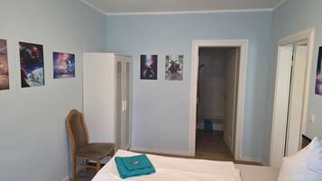 Basic-Doppel- oder -Zweibettzimmer, 2 Einzelbetten | Babybetten, Zustellbetten, kostenloses WLAN, Bettwäsche