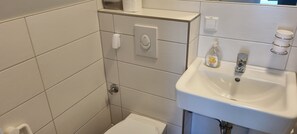 Basic Double or Twin Room, 2 Single Beds | Bathroom