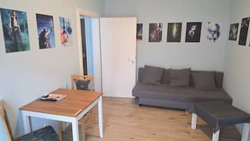 Basic-Doppel- oder -Zweibettzimmer, 2 Einzelbetten | Babybetten, Zustellbetten, kostenloses WLAN, Bettwäsche