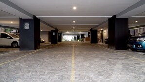 Un aparcamiento con suelo de patrón hexagonal y una línea amarilla central.