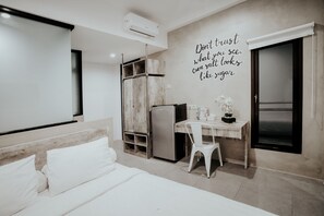 Desk, free WiFi, bed sheets - D'Paragon Pogung B (Pogung Lor)