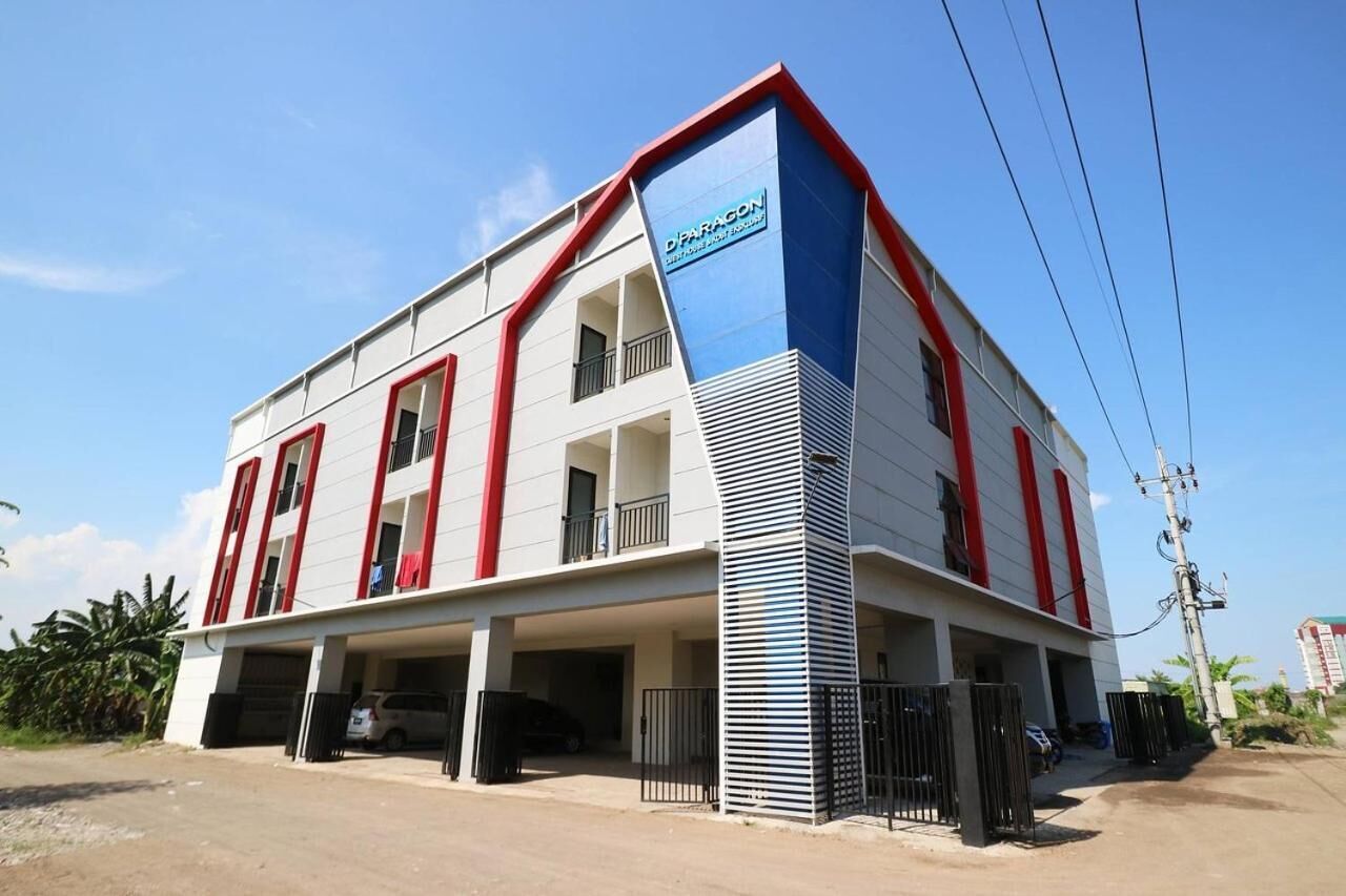 Un edificio de varios pisos con una fachada azul y blanca destacada, que muestra un letrero que dice "D'PARAGON".