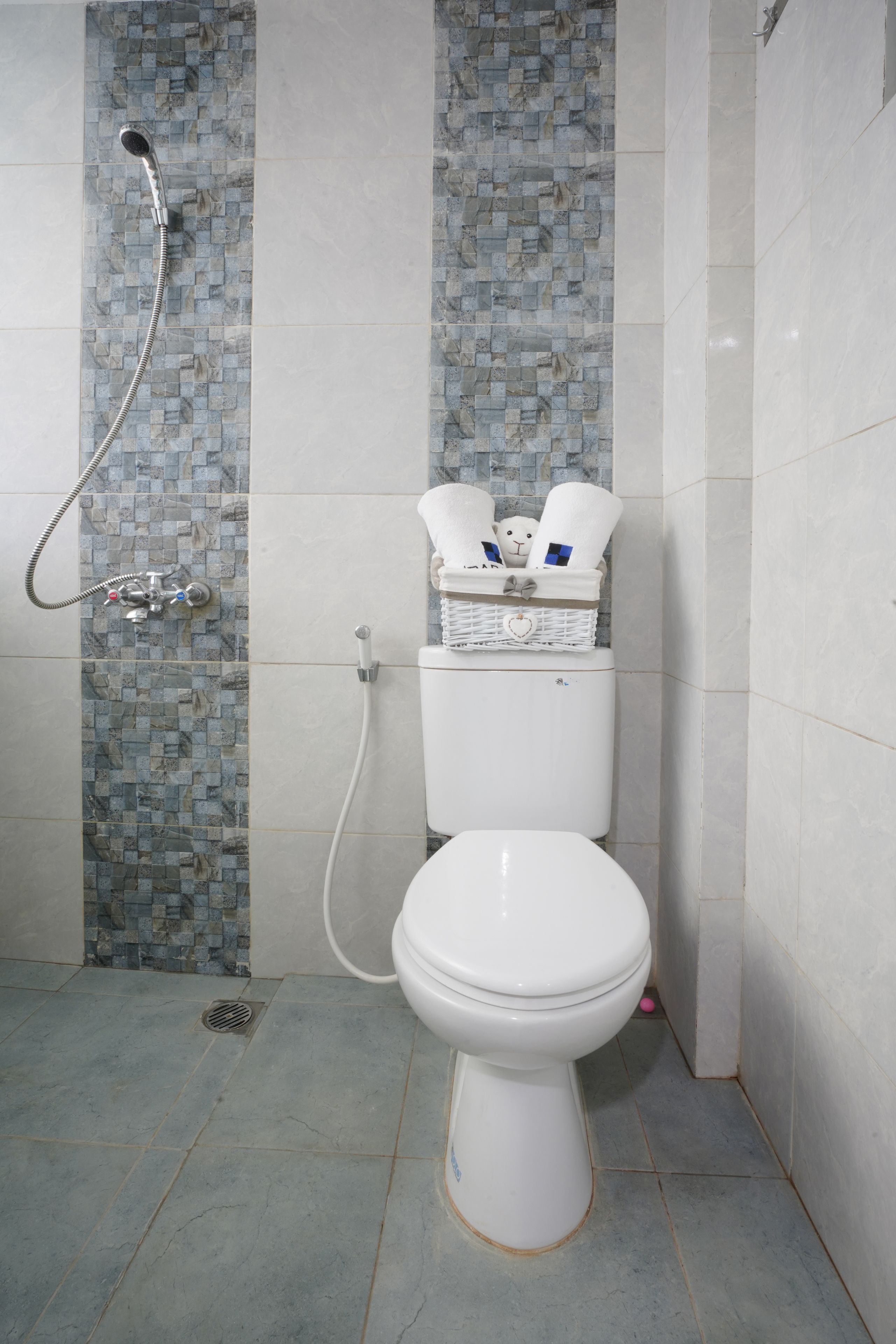 Shower, rainfall showerhead, free toiletries, slippers