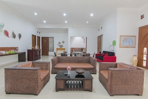 Living area - Aliya Hostel Yogyakarta (Yogyakarta)