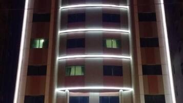 Fassade der Unterkunft – Abend/Nacht