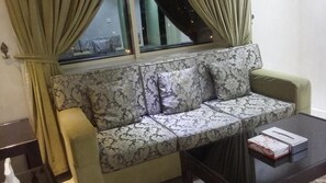 Apartment, 1 Schlafzimmer | Wohnzimmer | 32-Zoll-LCD-Fernseher mit Satellitenempfang, Fernseher