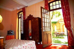 Superior Double Room | Room amenity - Hotel Du Fiacre (Carpentras)