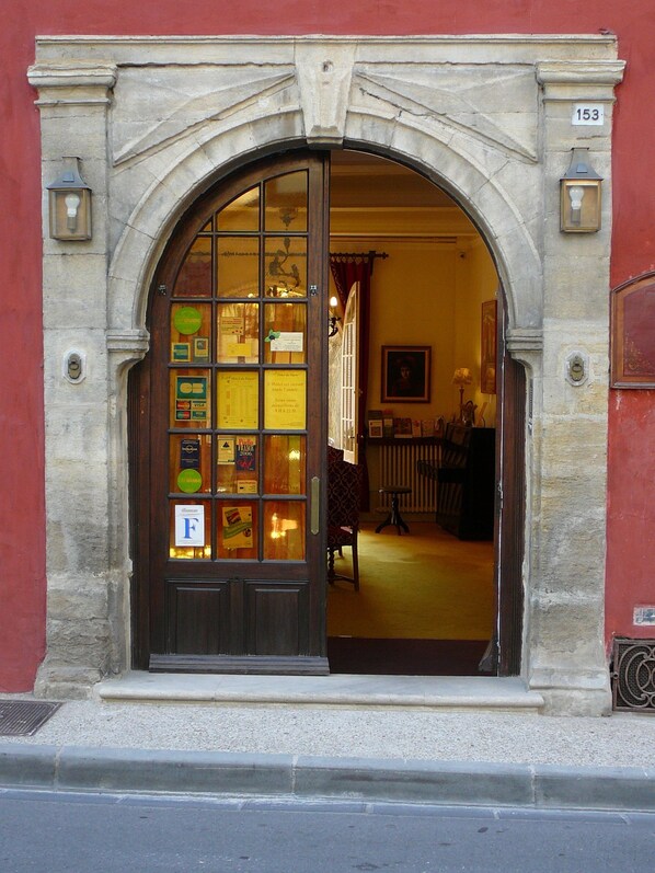 Property entrance - Hotel Du Fiacre (Carpentras)