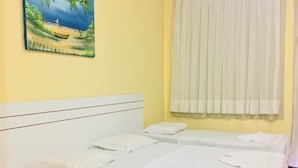 Minibar, blendingsgardiner, wi-fi (inkludert) og sengetøy