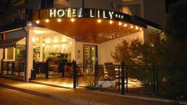 L'ingresso di un hotel con un cartello che riporta la scritta "HOTEL LILY".