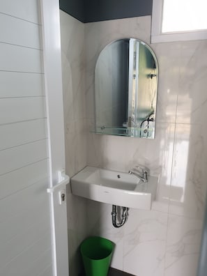 Deluxe Room | Bathroom