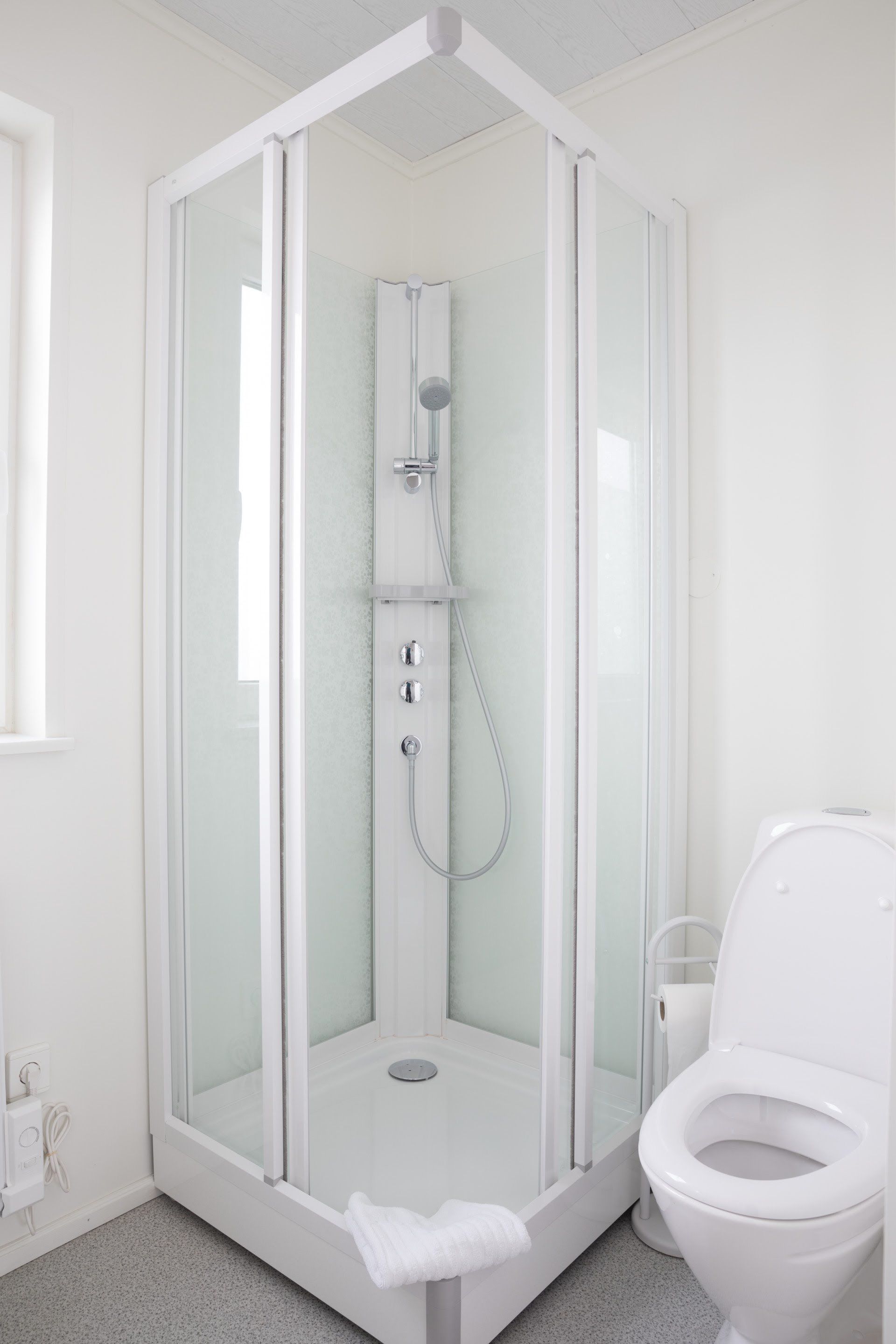 Standardværelse med 2 enkeltsenge - bjergudsigt | Badeværelse | Bruser, gratis toiletartikler, hjemmesko, håndklæder