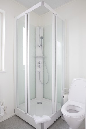 Standard-Zweibettzimmer, Bergblick | Badezimmer | Dusche, kostenlose Toilettenartikel, Hausschuhe, Handtücher