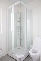 Ducha, artículos de tocador gratuitos, pantuflas, toallas