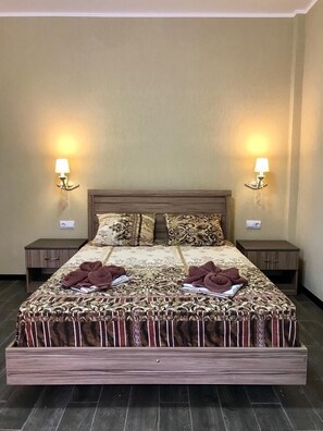 Habitación cuádruple estándar, 1 habitación | Escritorio, insonorización, tabla de planchar con plancha y wifi gratis 