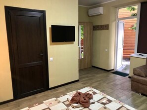 Escritorio, insonorización, tabla de planchar con plancha y wifi gratis 