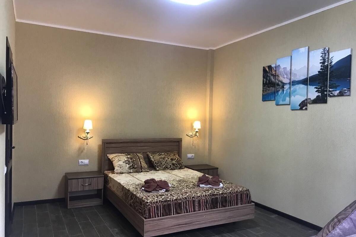 Habitación cuádruple estándar, 1 habitación | Escritorio, insonorización, tabla de planchar con plancha y wifi gratis