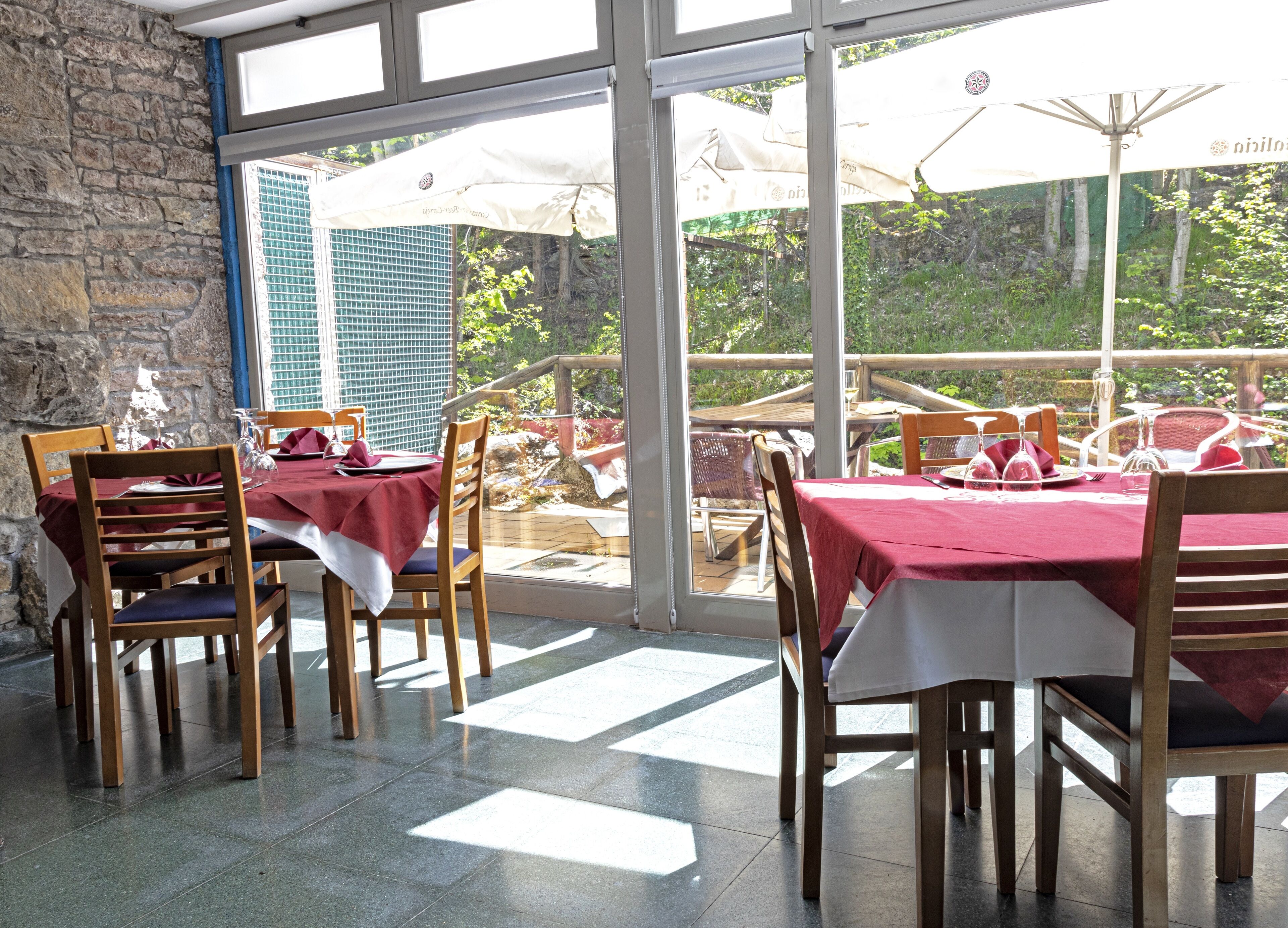 Melayani sarapan, makan siang, makan malam; sajian masakan daerah 