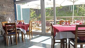 Melayani sarapan, makan siang, makan malam; sajian masakan daerah