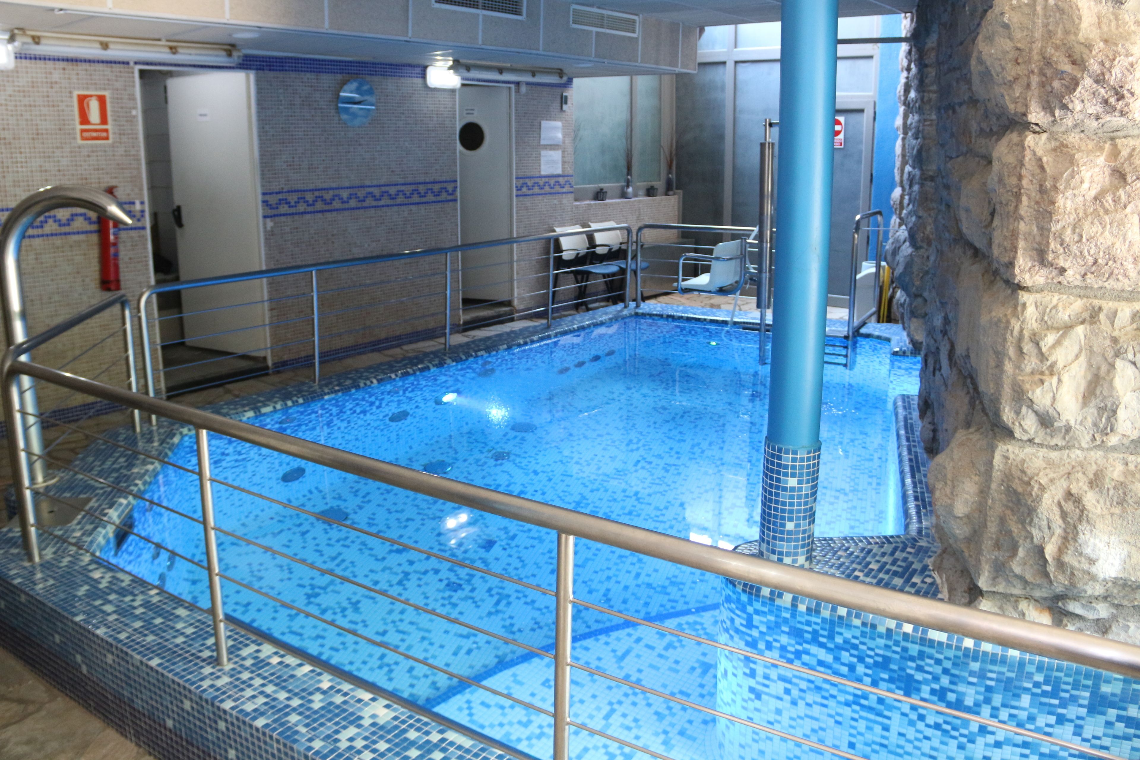 Indendørs pool, pool med vandfald, liggestole