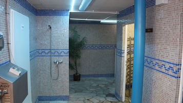 Een sauna, een bubbelbad, warm/mineraalwaterbronnen