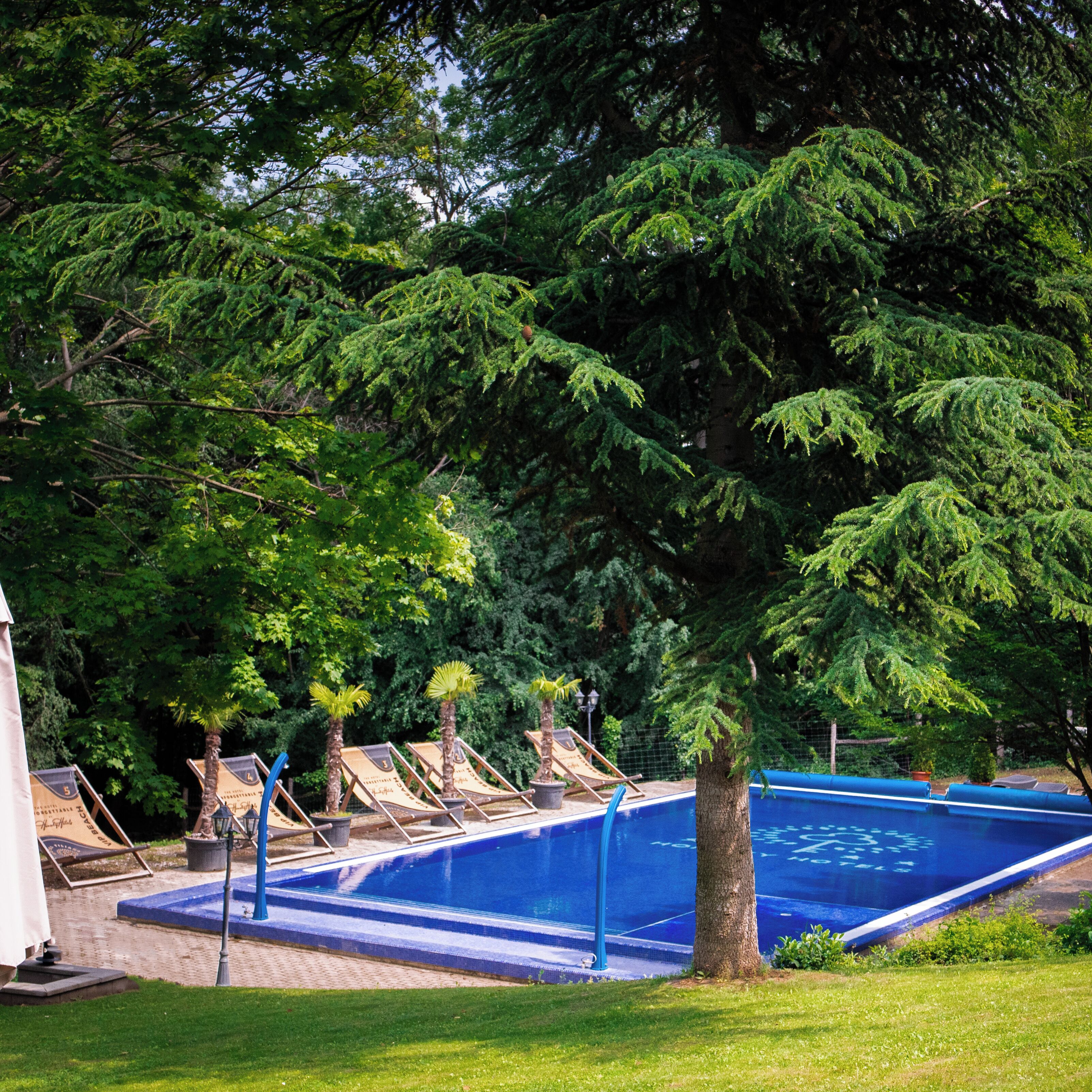 室内游泳池，季节性开放的室外游泳池，08:00 至 20:00 开放, 池畔遮阳伞, 日光浴躺椅