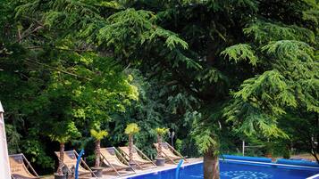 Piscina interna, piscina externa sazonal, guarda-sóis, espreguiçadeiras