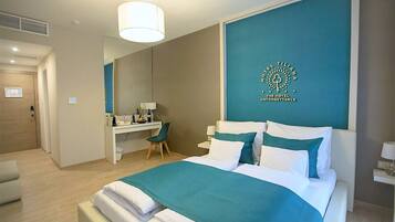 Una habitación de hotel moderna con cama, escritorio y un espejo grande.