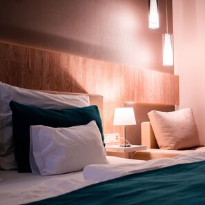 Kamar Double Superior | Seprai premium, busa memori, brankas, dan meja kerja