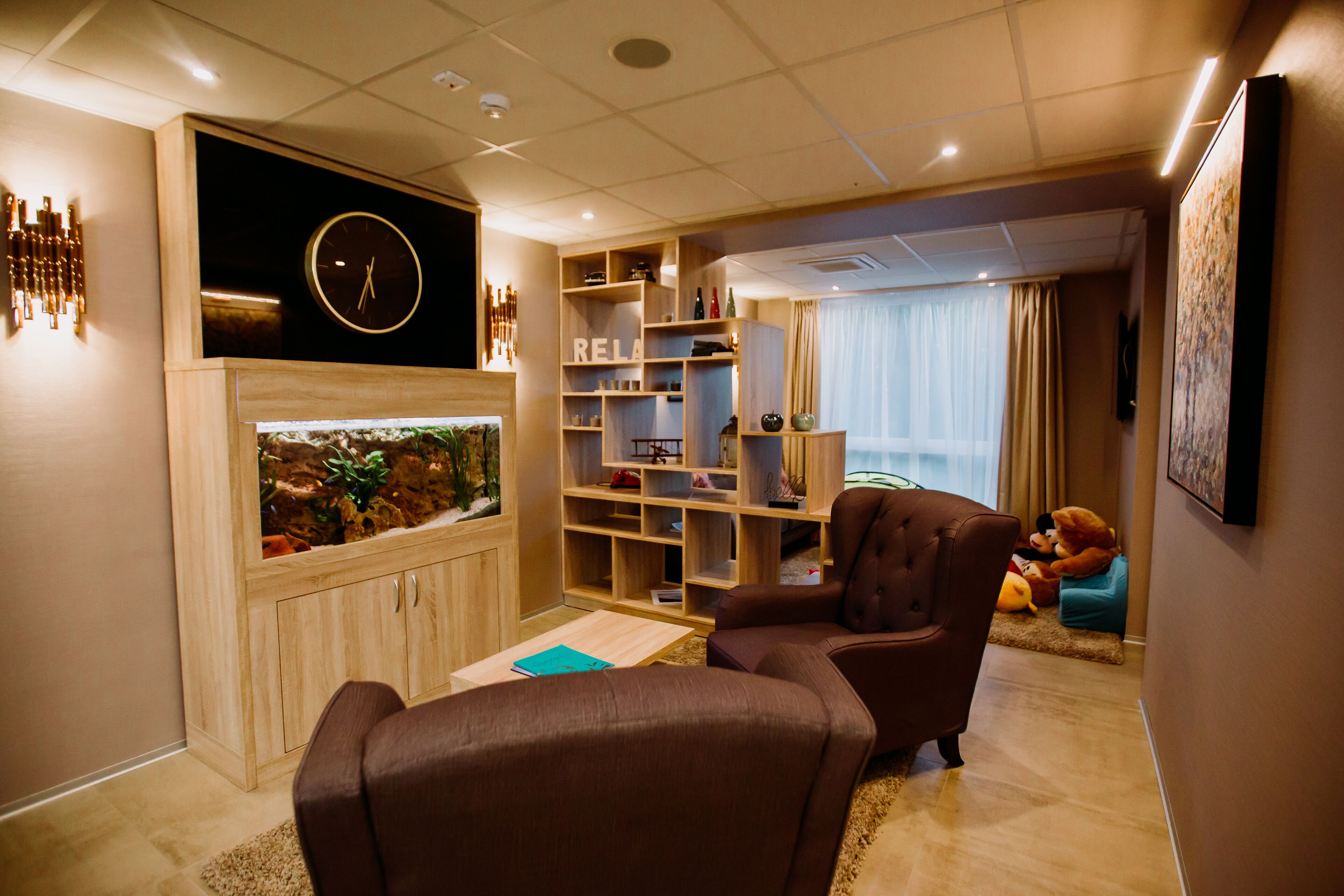 2 bars/lounges, cocktail bar, lobby lounge