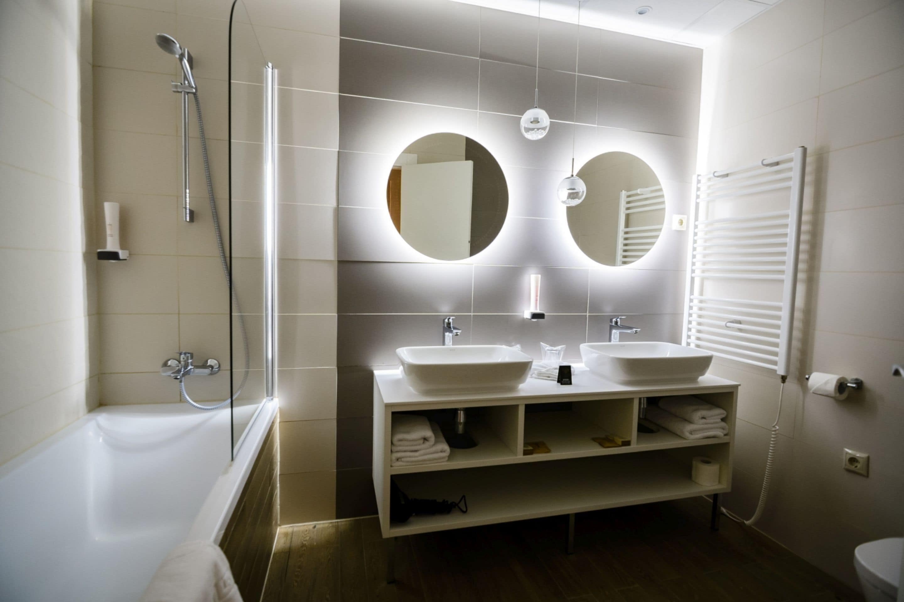 superior double room | bathroom | free toiletries, hair dryer, bathrobes, towels