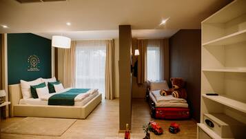 Indendørs pool, sæsonbestemt udendørs pool, parasoller, liggestole