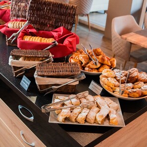 Free daily cooked-to-order breakfast