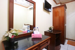 Standard Single Room | Desk, free WiFi - OYO 2840 Arcadia Residence (Jakarta)