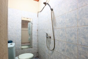 Doppia Standard | Bagno | Doccia, soffione a pioggia, set di cortesia gratuito, asciugamani