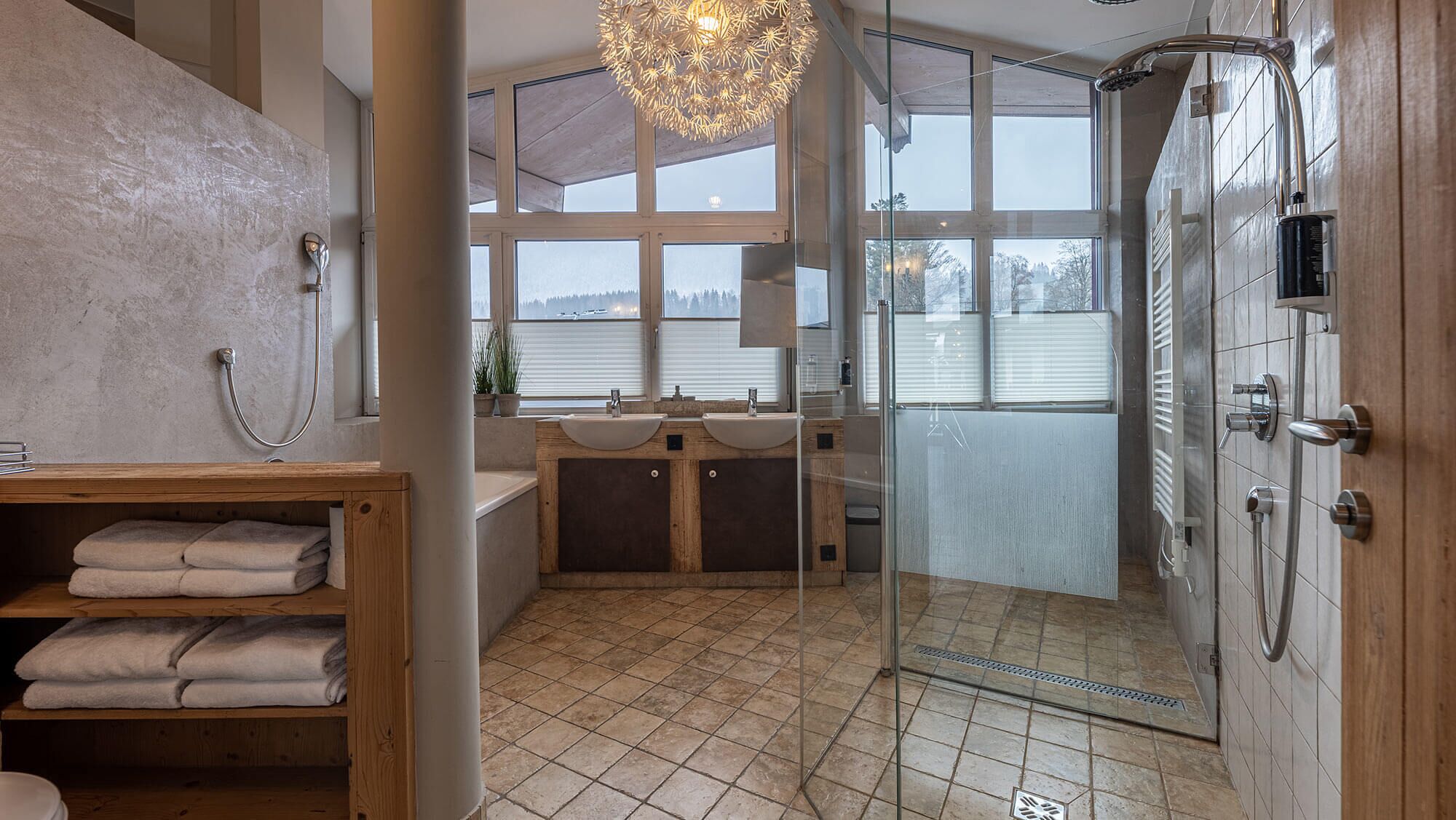 Penthouse | Bathroom | Shower, free toiletries, hair dryer, towels