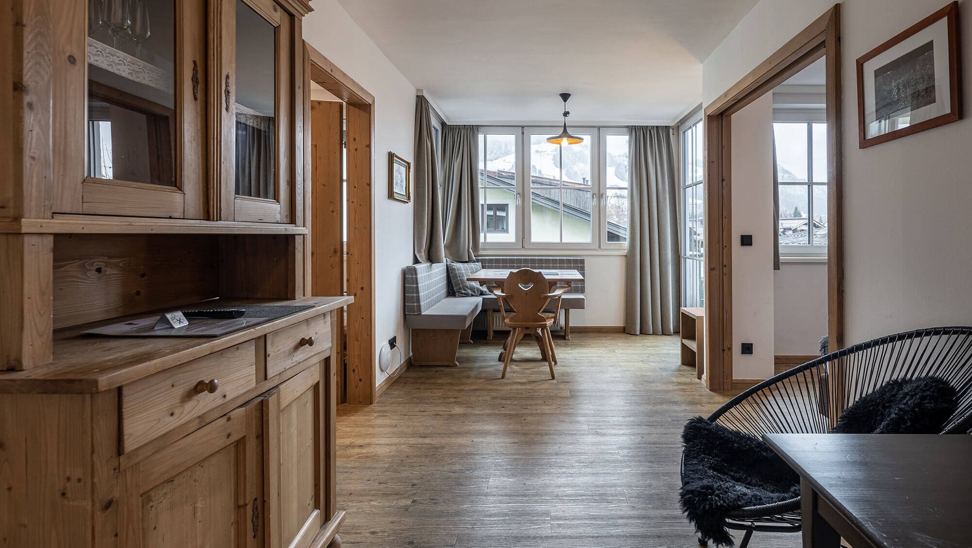 Un intérieur en bois comprenant un coin repas, un banc et une chaise.