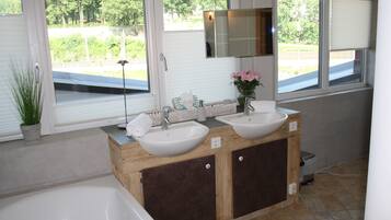 Cobertura | Banheiro | Chuveiro, produtos de toalete grátis, secador de cabelo