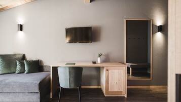 Basic Double Room (Holzschlag) | Living area | 32-inch flat-screen TV with satellite channels, heated floors