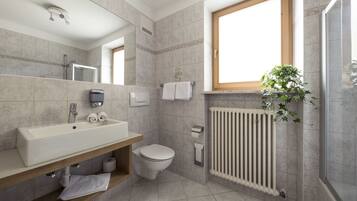 Basic-Doppelzimmer (Spitzen) | Badezimmer