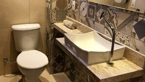 Ducha, secador de pelo, toallas